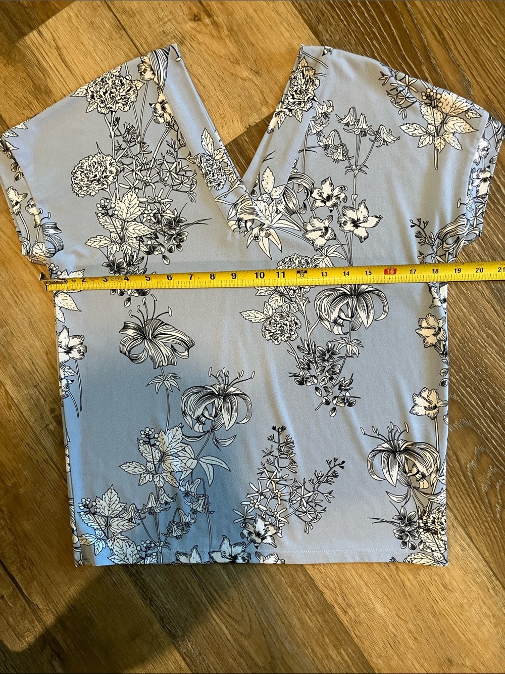 Banana Republic Light Blue Floral V-Neck Blouse - Picture 6 of 7